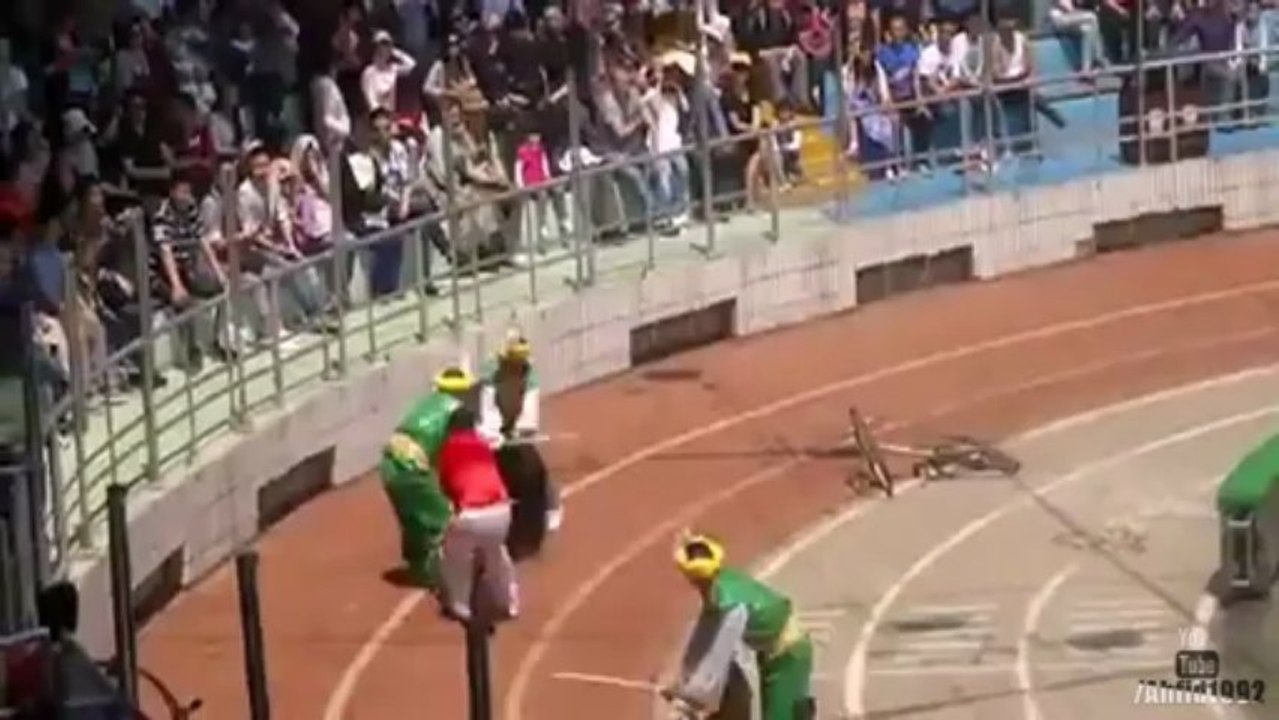 Un ours mange un singe dans un cirque chinois