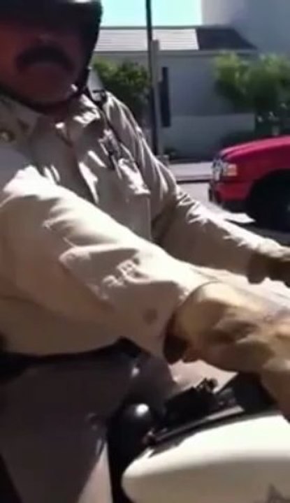 Un enfant de 12 ans rappelle à l'ordre un policier garé sur le trottoir