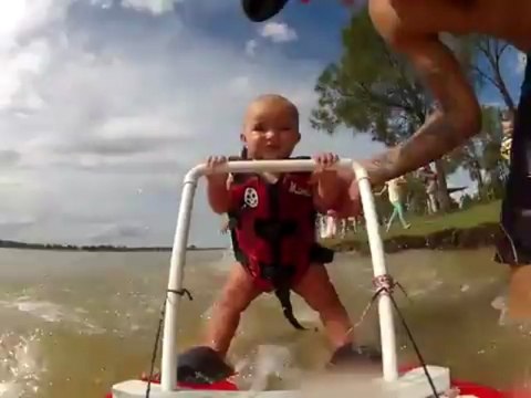 A seulement 7 mois, ce bébé fait du ski nautique