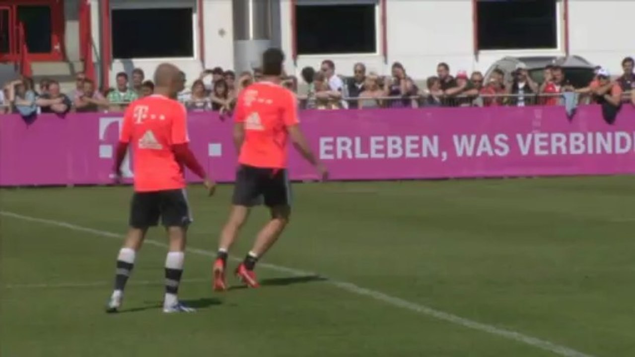 Gomez ärgert Robben! Bayern ganz locker