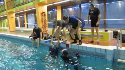 RIFA Plongée-  Mise en sécurité sur le bord  d'une piscine par 1 sauveteur seul