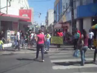 Zé Trouxinha Lava roupa suja no protesto em praça pública