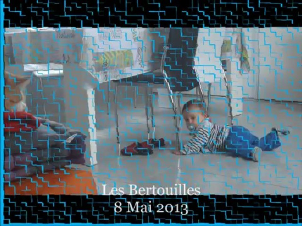 Anaël rampe, 1 mois et demi après son jumeau!