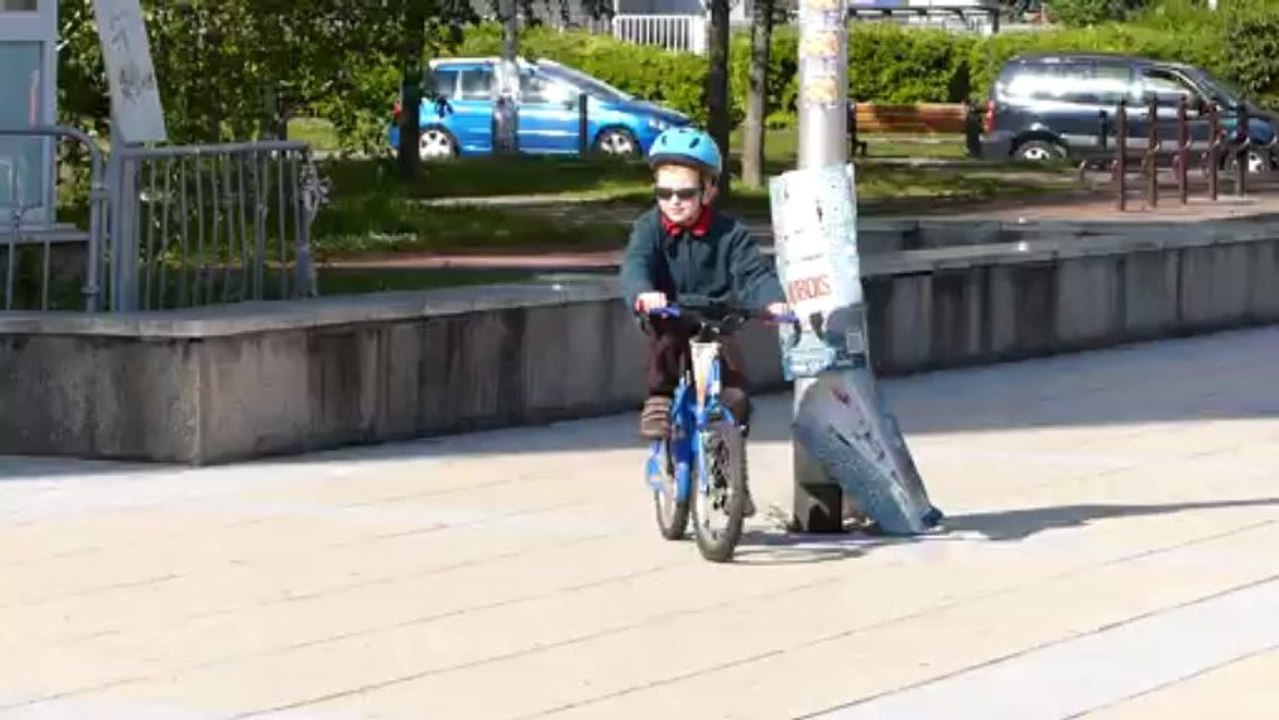 Mathieu fait du vélo sans les petits roues (8 mai 2013)