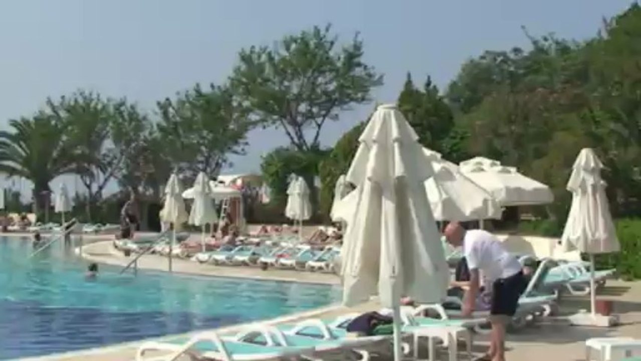 Kiki et Capucine à la piscine
