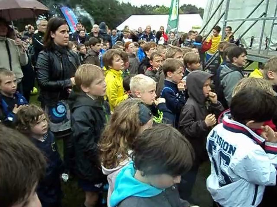 U8 tournoi Ploemel 8 mai 2013  en attendant les récompenses.