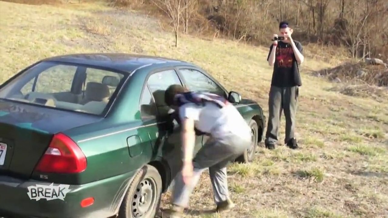 Un idiot tente de briser une vitre avec sa tête
