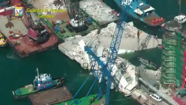 Genova - Nave contro torre del porto, morti e feriti -1- (08.05.13)