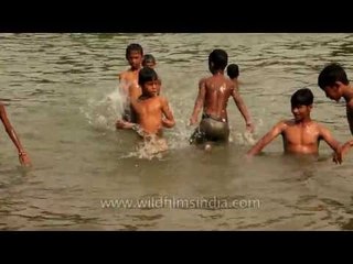 Children playing in a pool at India gate