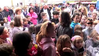 Video Quiberon en fête - Déambulations sur échasses et Syl ballon