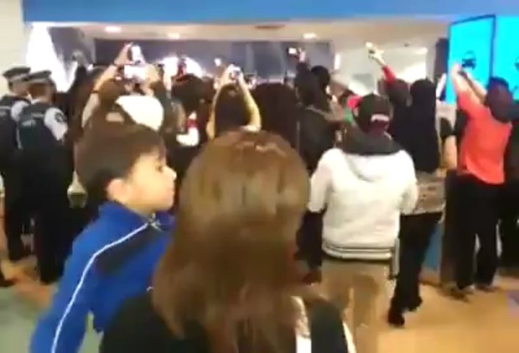 استقبال القيصر كاظم الساهر في مطار نيوزيلندا-4