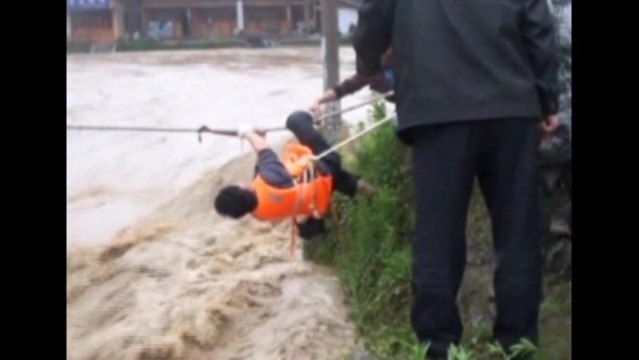 Floods man saves himself using rope trick