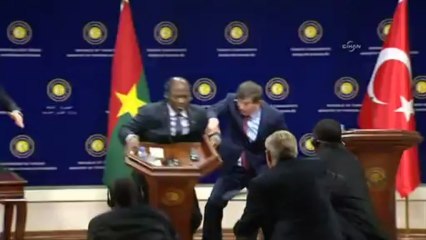 Ministro de Burkina Faso desmaia em coletiva