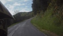 Enduro à deux sur une moto en haute...