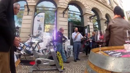 mai 2013 a villa malbec remise de vélos kinés aux hopitaux Lotois par Gilles Gard motard au Paris-Dakar