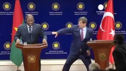 Konuk bakan canlı yayında yere yığıldı