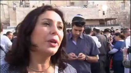 Gerusalemme: le "donne del Muro" pregano con i paramenti...