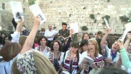 Mulheres rezam no Muro das Lamentações