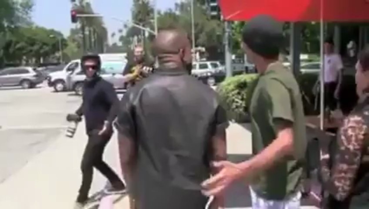 VIDEO Kanye West se prend un poteau en voulant fuir les paparazzi