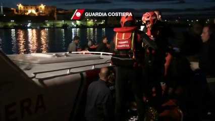 Descargar video: Lampedusa (AG) - Soccorsi 99 migranti Guardia Costiera (10.05.13)