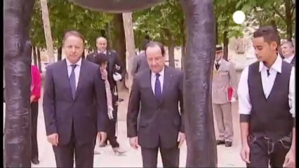 Download Video: Francia: Hollande rende omaggio alle vittime della...