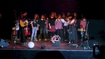 Lili Cros et Thierry Chazelle avec les collégiens de Mauron