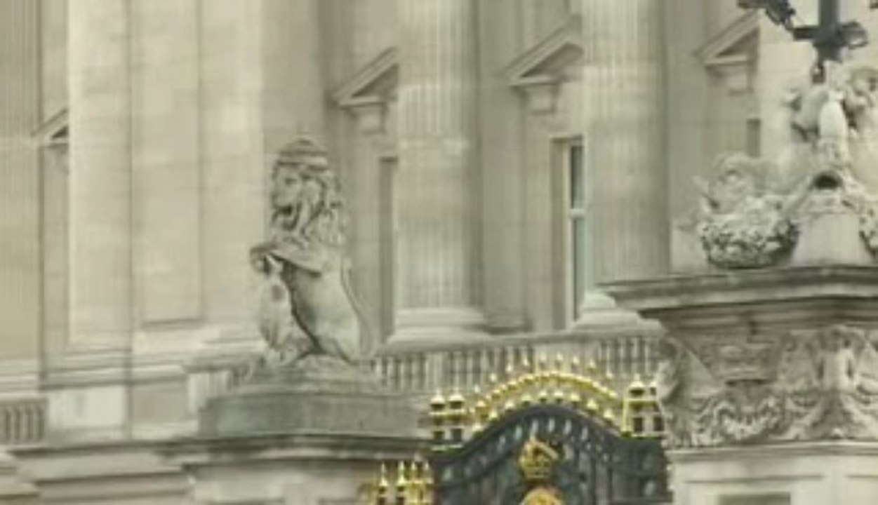 Queen Elizabeth II - is NOT the rightful heir to the throne of England - YouTube