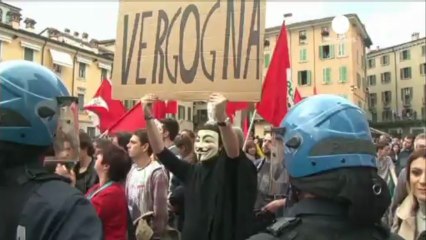 Berlusconi porta in piazza i militanti contro la...