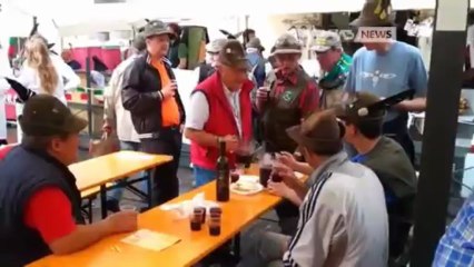 GLI ALPINI ASPETTANO LA SFILATA