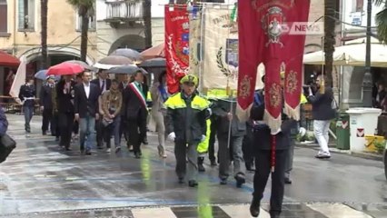 PROTESTA, NEGOZI LISTATI A LUTTO