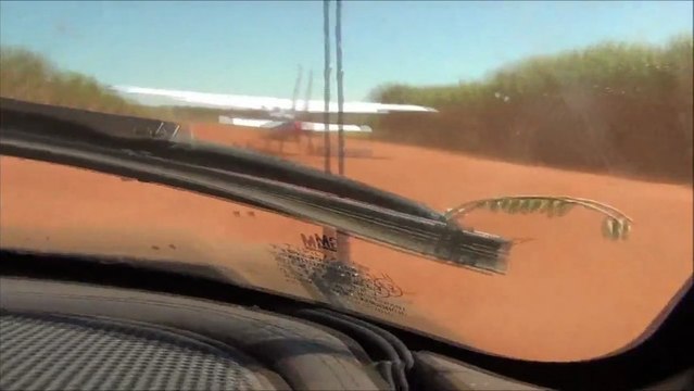 The police car pursued the airplane / Полиция преследует самолет наркоторговцев