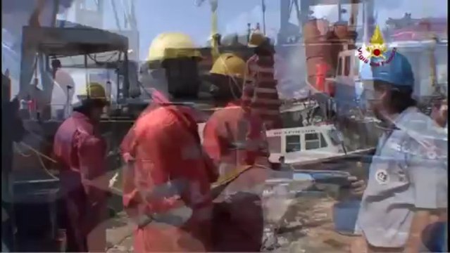 Genova - Nave contro torre del porto, morti e feriti -17- (11.05.13)