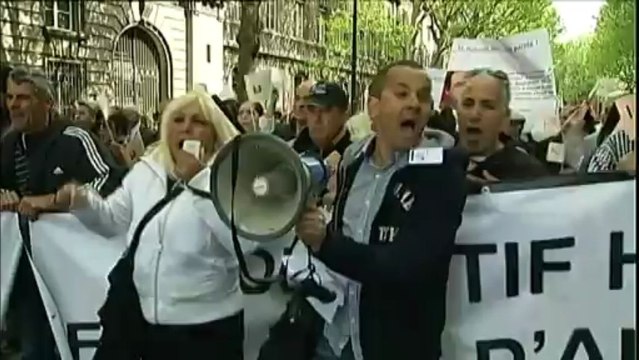 Manifestation à Paris pour la reconnaissance de l'abandon des harkis