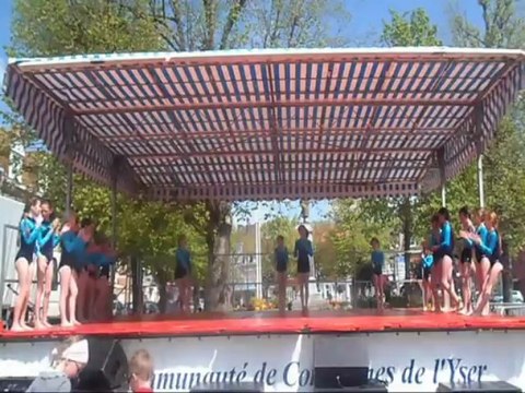 Démonstration de quelques gymnastes de l'ASW Les Optimistes Wormhout lors de la Bloemenfeest le 5 Mai 2013