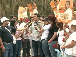 Madre del general Antonio Rivero llega al Sebin para visitarlo en el Día de las Madres