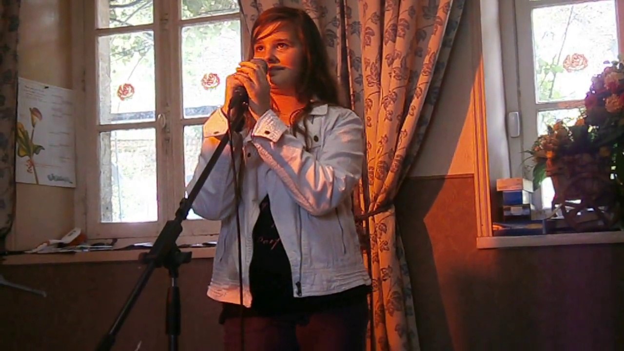 Lola Reva chante "poupée de cire poupée de son"