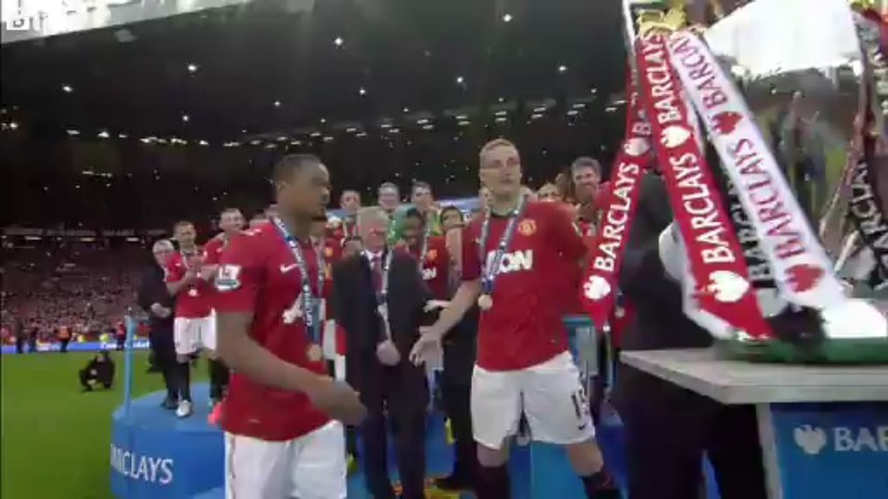 Sir Alex Ferguson: Man Utd lift Premier League trophy 12/05/13
