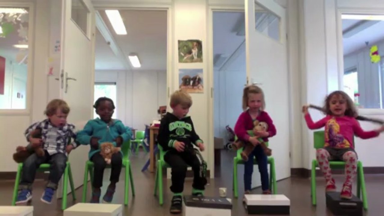 Een aapje wou eens vrolijk zijn