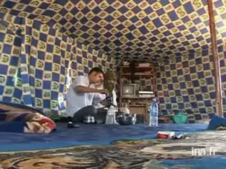 الصحراويين في مخيمات تندوف مع الجزائر، و إفتقارهم ل