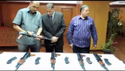 مواطن يسلّم أسلحة نارية للشرطة بالبحيرة