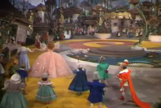 ÉGOUTS - The Wizard of Oz - the munchkins parade