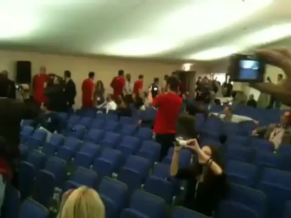 To μπουγέλο στη συνέντευξη Τύπου