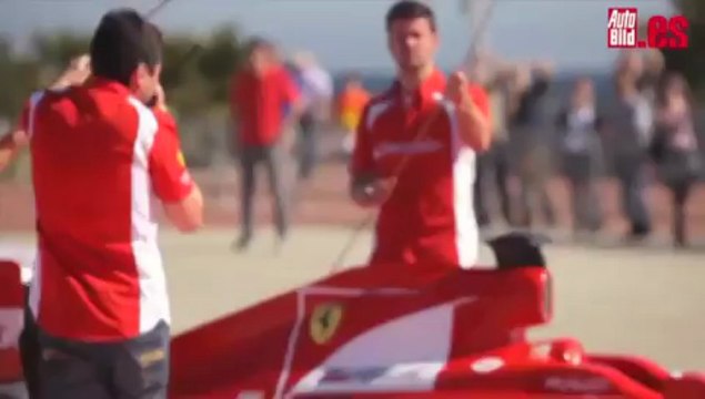 Fórmula 1 de Ferrari volando sobre Barcelona