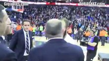 Detallazo de Spanoulis- se baja del podio para saludar uno por uno a los jugadores del Real Madrid