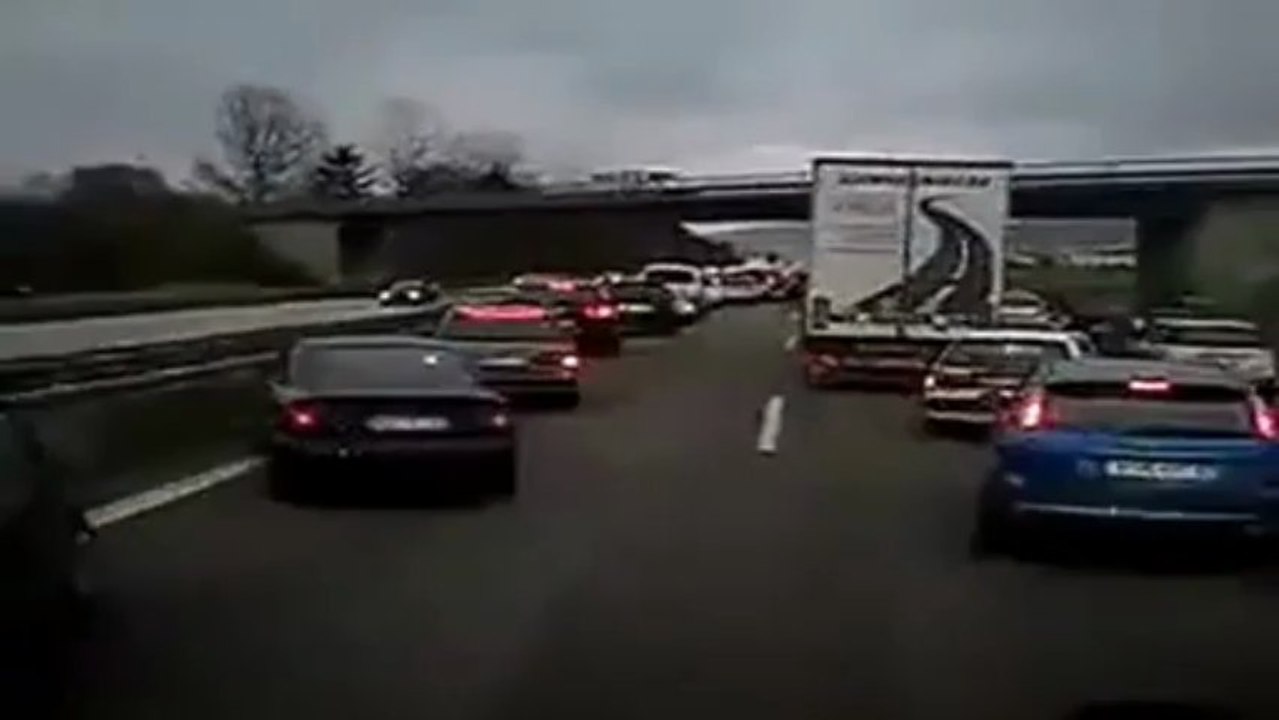 Cum se face loc unei autospeciale de pompieri  în Germania