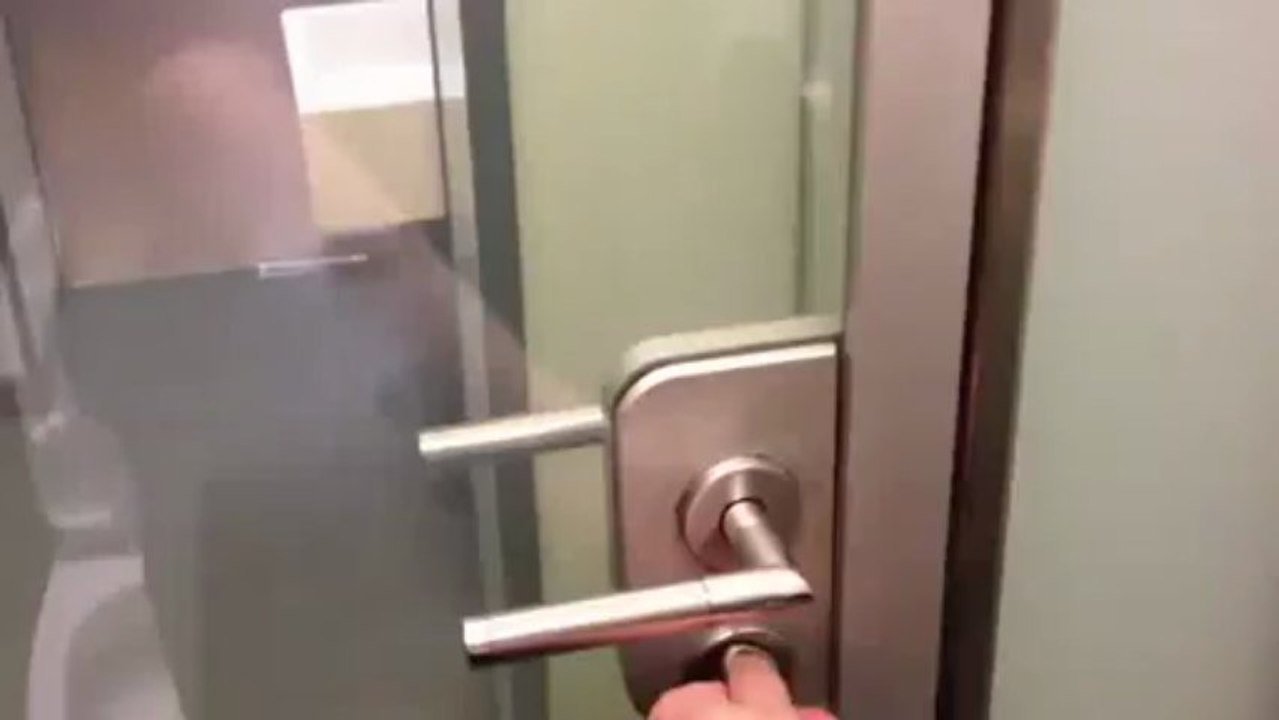 Au café Diglas, les toilettes ont des portes transparentes