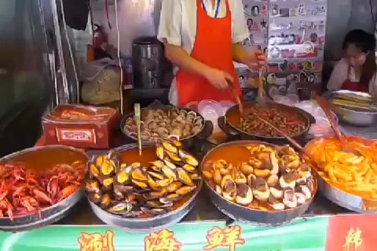 Onlar sofralarında böcek seviyor