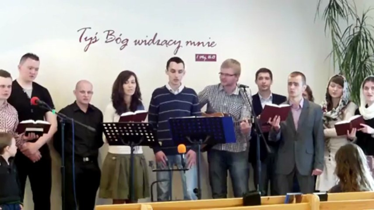 Młodzież ze zboru w Lubinie usłuje pieśnią