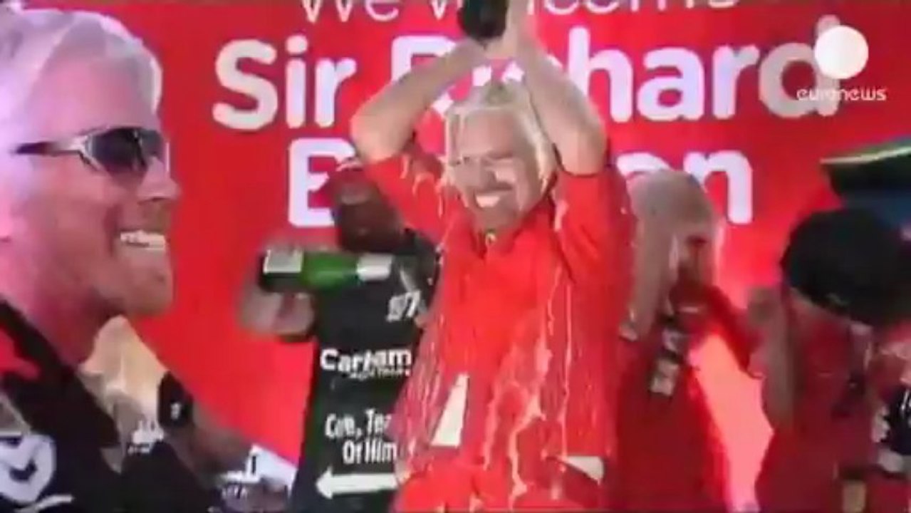 Richard Branson, le patron de Virgin, se travestit en hôtesse de l'air sur Air Asia