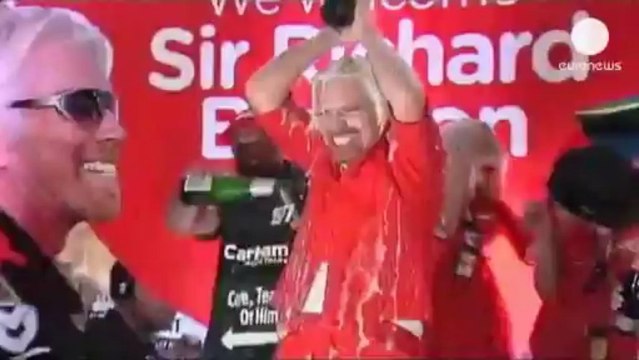 Richard Branson, le patron de Virgin, se travestit en hôtesse de l'air sur Air Asia